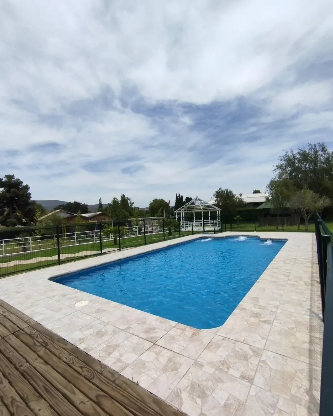 Terraza y solárium junto a la piscina