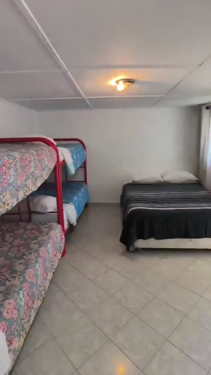 Interior de la Cabaña 7 con sus camas