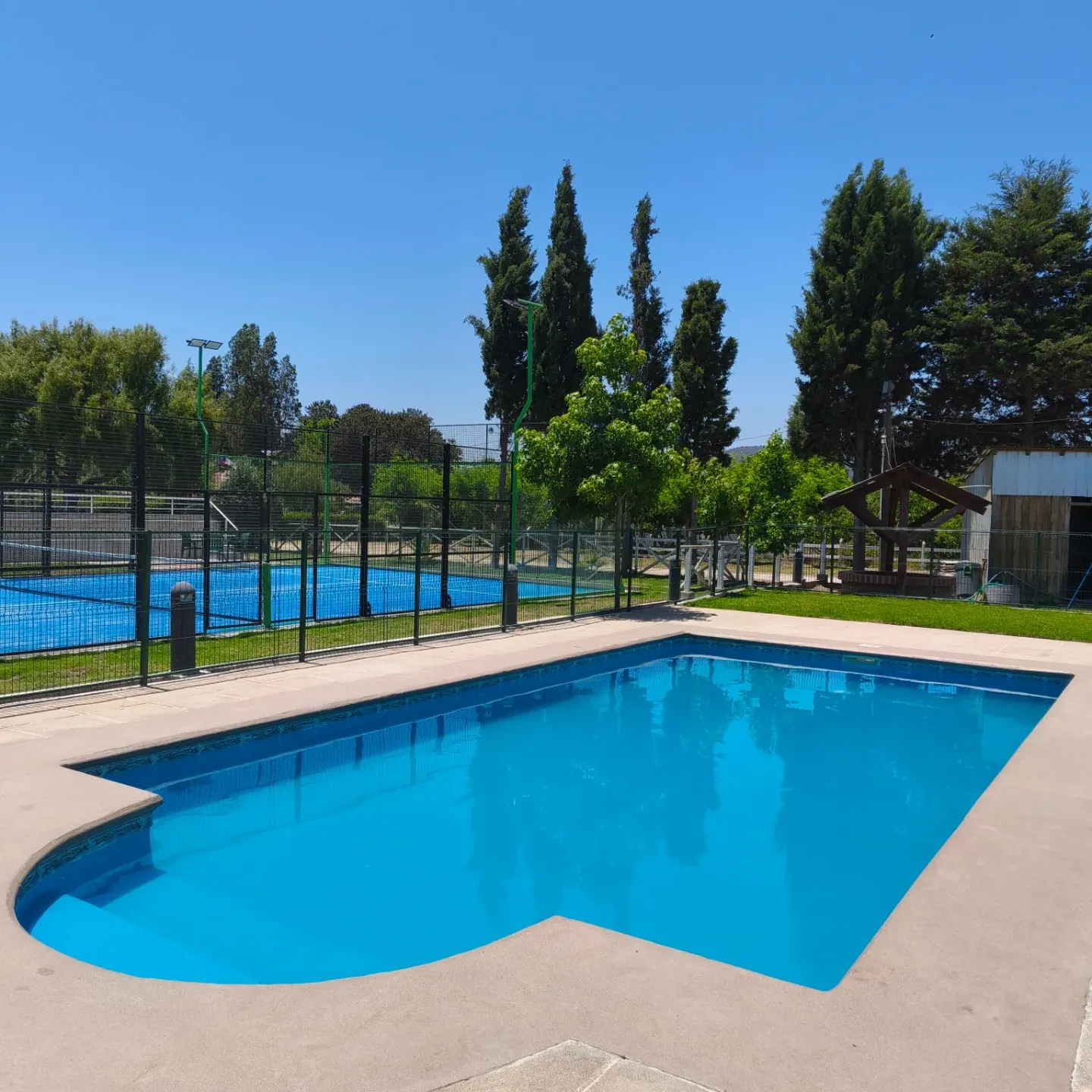 Piscina y espacios de descanso al aire libre