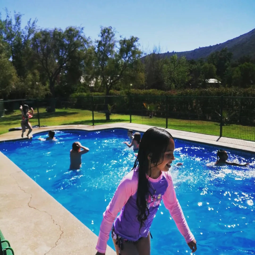 Sector de piscinas con reposeras y sombra