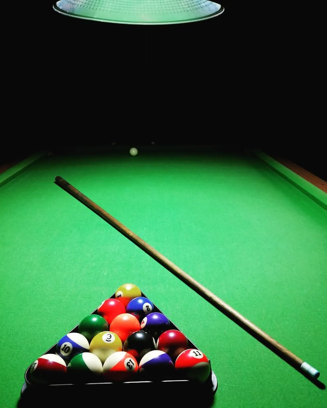 Mesa de pool en el salón de juegos