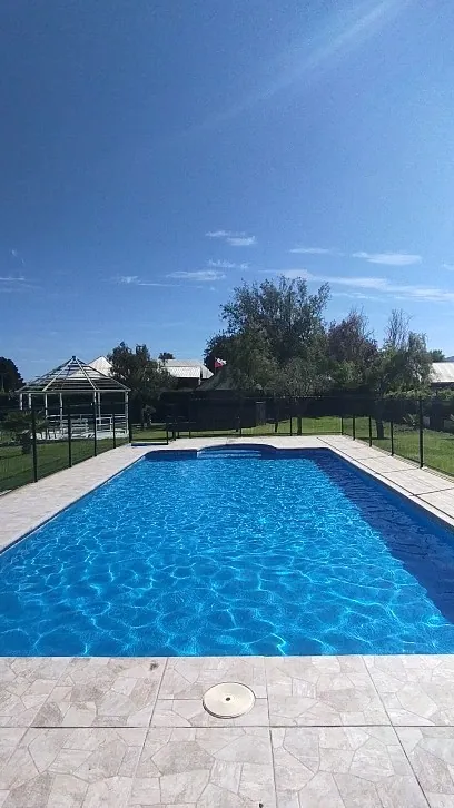 Vista del agua de la piscina en un día de sol