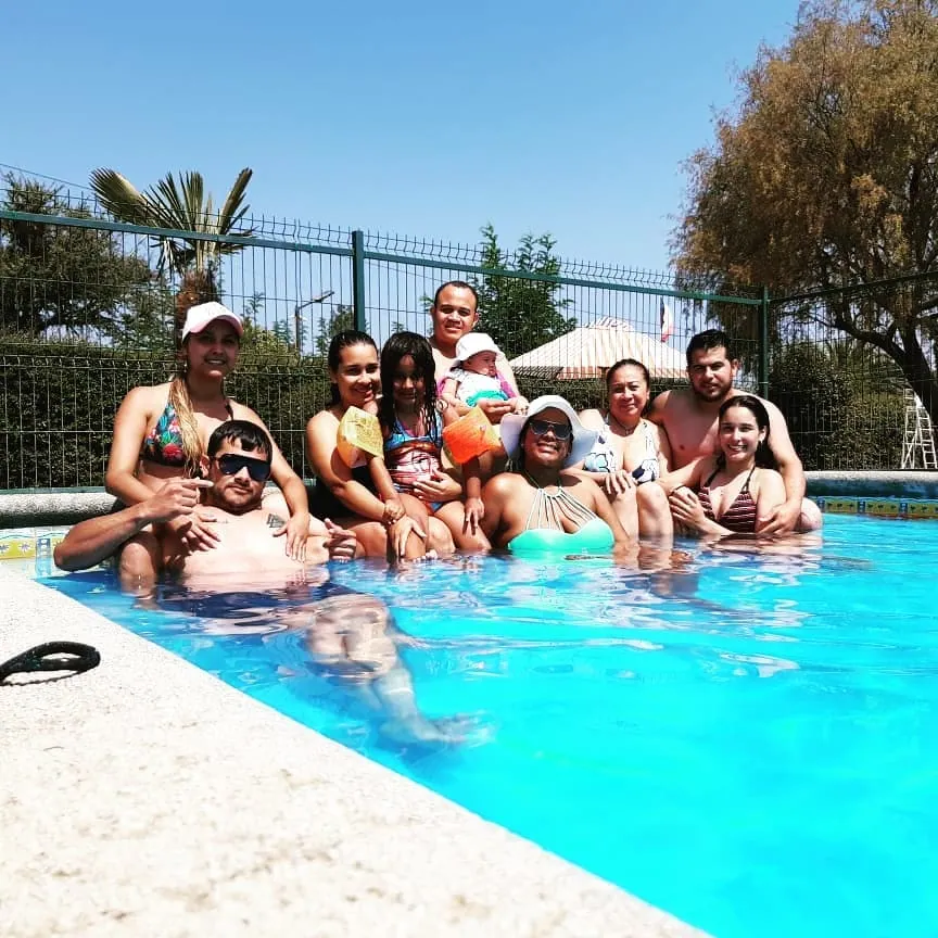 Segunda piscina del recinto rodeada de pasto y árboles