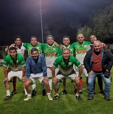 Cancha de futbolito con pasto y arcos