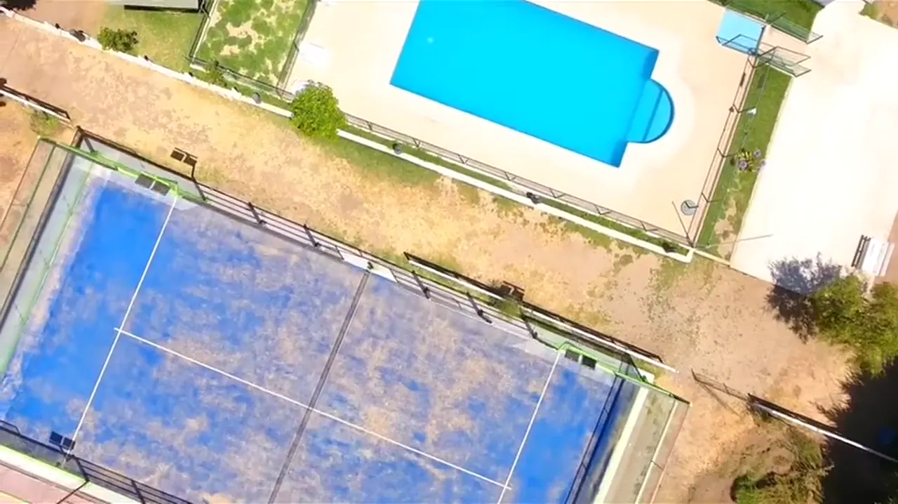 Piscinas y áreas verdes de Centro Turístico El Progreso