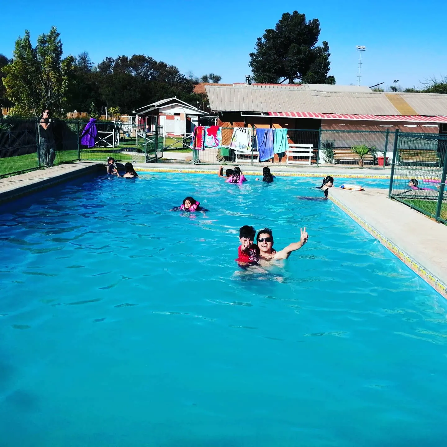 Piscina grande de Centro Turístico El Progreso con terraza y áreas verdes